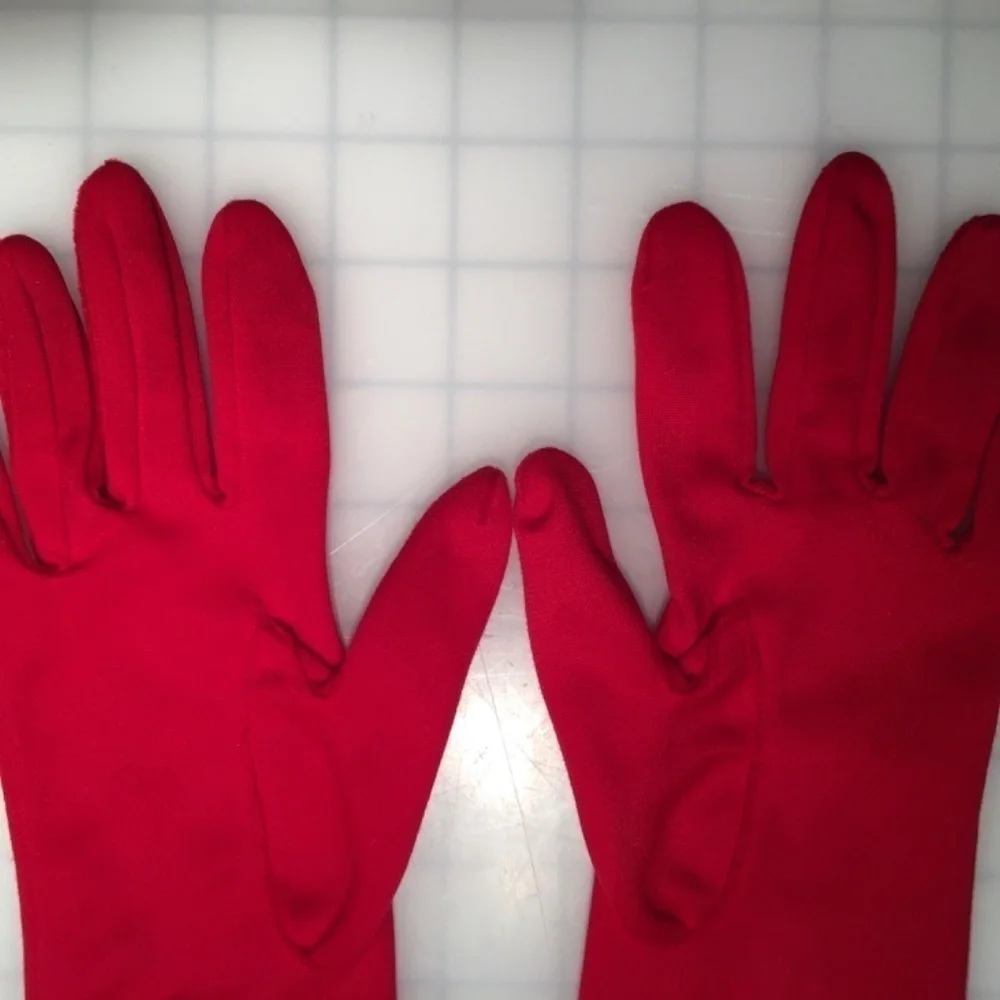 Unbranded cloth fabric gloves, women’s size medium, RED, pre-owned, EUC